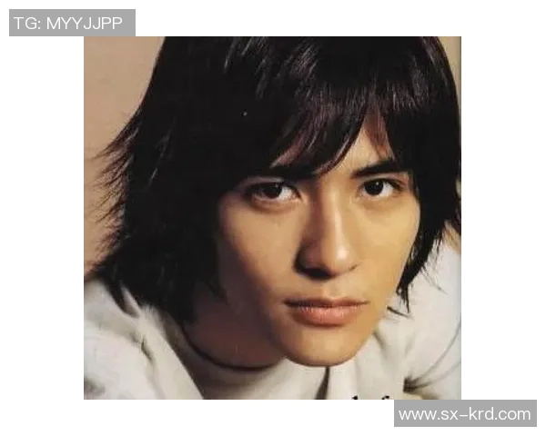 戴发夹的足球明星展现独特风格与个性魅力的运动之路